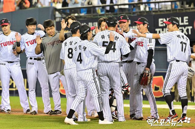 30일 오후 서울 송파구 잠실야구장에서 열린 '2025 신한 SOL Bank KBO리그' 키움 히어로즈와 LG 트윈스의 경기, LG가 키움에 6:5로 승리하며 전날의 패배를 설욕했다. 이날 경기에서 승리한 LG 선수들이 기뻐하고 있다. 엑스포츠뉴스 DB