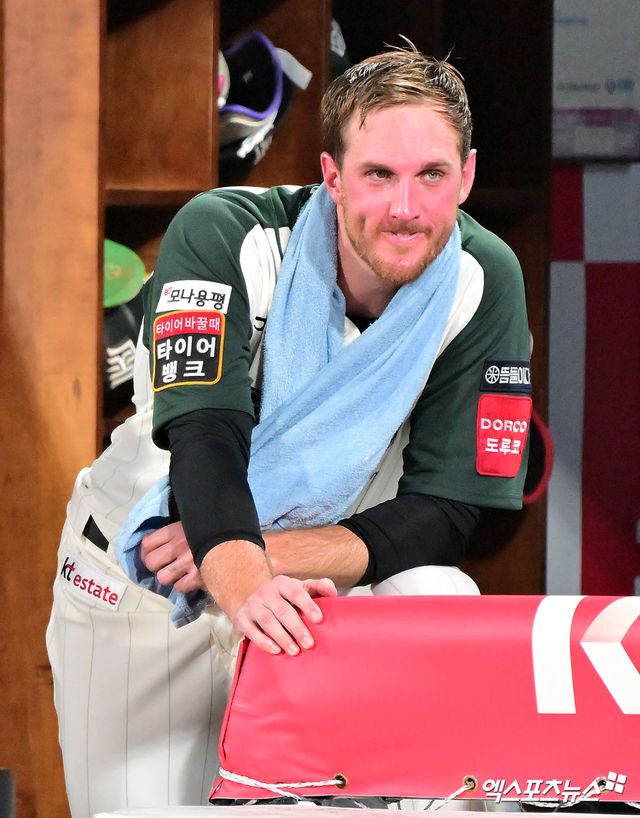 29일 오후 수원KT위즈파크에서 열린 '2025 신한 SOL Bank KBO리그' KIA 타이거즈와 KT 위즈의 경기, 6회말 KT 패트릭이 경기를 지켜보고 있다. 엑스포츠뉴스 DB