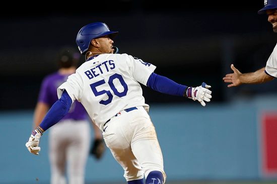 11일(한국시간) 미국 캘리포니아주 로스앤젤레스의 다저스타디움에서 열린 2025 미국 메이저리그(MLB) 콜로라도 로키스와의 홈경기에 2번타자 겸 유격수로 선발 출전한 LA 다저스 무키 베츠가 만루홈런 포함 5타수 4안타 5타점으로 활약했다. EPA 연합뉴스