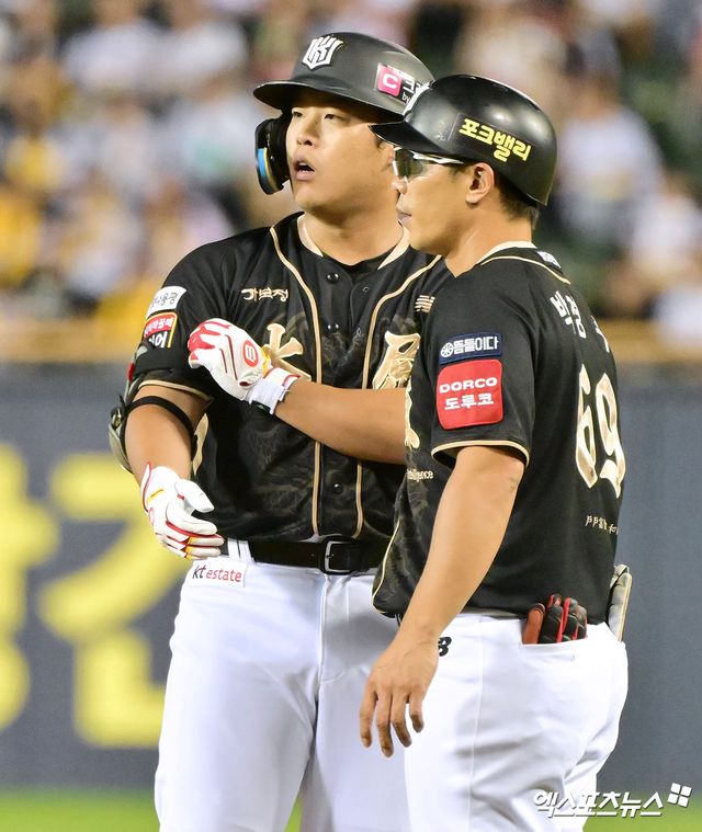 11일 오후 서울 송파구 잠실야구장에서 열린 '2025 신한 SOL Bank KBO리그' KT 위즈와 LG 트윈스의 경기, 7회초 무사 1,2루 KT 강백호가 1타점 적시타를 날리고 있다. 잠실, 김한준 기자