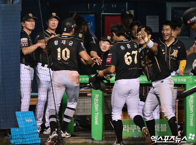 11일 오후 서울 송파구 잠실야구장에서 열린 '2025 신한 SOL Bank KBO리그' KT 위즈와 LG 트윈스의 경기, 8회초 1사 1,2루 KT 황재균과 유준규가 권동진의 2타점 3루타때 득점에 성공하고 있다. 잠실, 김한준 기자