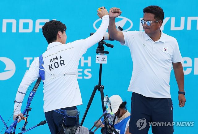 김제덕이 11일 광주 5.18 민주광장 특설 경기장에서 진행된 대회 7일차 리커브 남자 개인전 동메달 결정전에 진출해 마테오 보르사니(이탈리아)에게 7-3(29-29,30-29,28-27,28-30,29-28)으로 승리하면서 동메달을 차지했다. 연합뉴스