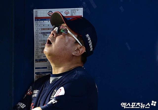 김태형 감독이 이끄는 롯데 자이언츠는 지난 10일 부산 사직야구장에서 2025 신한 SOL 뱅크 KBO리그 한화 이글스전을 치러 0-13으로 대패했다. 롯데 선수단은 10일 경기 종료 뒤 30분 정도 추가 야간 수비 훈련을 소화한 뒤에서야 광주로 출발했다. 엑스포츠뉴스DB