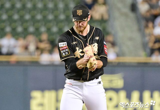 11일 오후 서울 송파구 잠실야구장에서 열린 '2025 신한 SOL Bank KBO리그' KT 위즈와 LG 트윈스의 경기, 8회말 수비를 마친 KT 패트릭이 기뻐하고 있다. 잠실, 김한준 기자