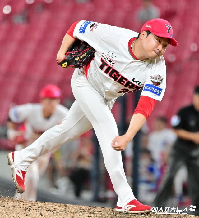 10일 오후 광주기아챔피언스필드에서 열린 '2025 신한 SOL Bank KBO리그' 삼성 라이온즈와 KIA 타이거즈의 경기, 6회초 KIA 이준영이 공을 힘차게 던지고 있다. 광주, 김한준 기자