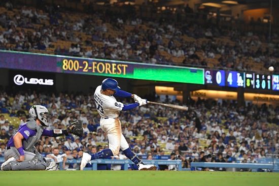 11일(한국시간) 미국 캘리포니아주 로스앤젤레스의 다저스타디움에서 열린 2025 미국 메이저리그(MLB) 콜로라도 로키스와의 홈경기에 2번타자 겸 유격수로 선발 출전한 LA 다저스 무키 베츠가 만루홈런 포함 5타수 4안타 5타점으로 활약했다. AP 연합뉴스