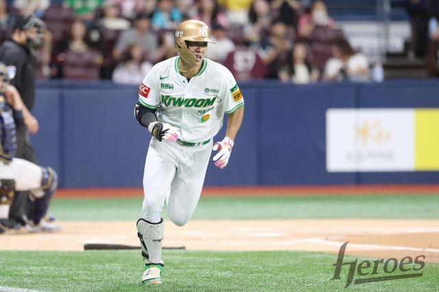 키움 히어로즈는 11일 서울 고척스카이돔에서 열린 2025 신한 SOL Bank KBO리그 NC와의 홈경기에서 4-1로 승리했다. 이날 승리로 키움은 2연승을 달성하며 시즌 전적 42승85패4무를 만들었다. 키움 히어로즈