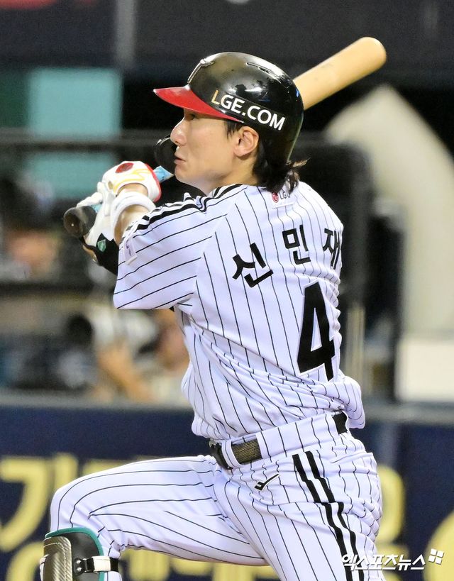 11일 오후 서울 송파구 잠실야구장에서 열린 '2025 신한 SOL Bank KBO리그' KT 위즈와 LG 트윈스의 경기, 4회말 무사 1루 LG 박해민이 중전안타를 날린 후 KT 스티븐슨의 실책으로 2루까지 진루하고 있다. 잠실, 김한준 기자