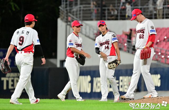 10일 오후 광주기아챔피언스필드에서 열린 '2025 신한 SOL Bank KBO리그' 삼성 라이온즈와 KIA 타이거즈의 경기, KIA가 3안타 3타점을 기록한 박찬호의 활약에 힘입어 삼성에 4:0으로 승리했다. 이날 경기에서 승리한 KIA 선수들이 기뻐하고 있다. 광주, 김한준 기자