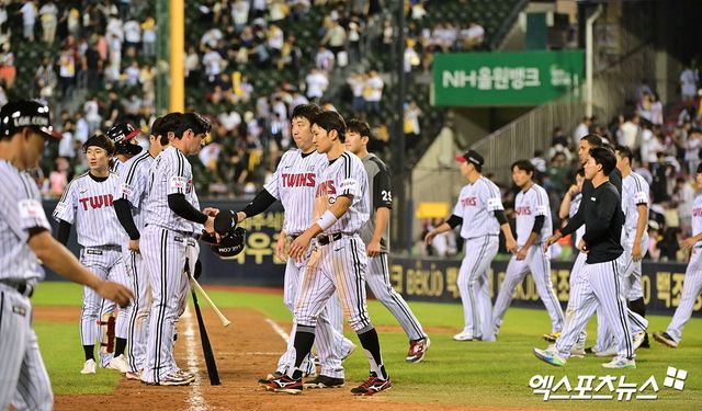 11일 오후 서울 송파구 잠실야구장에서 열린 '2025 신한 SOL Bank KBO리그' KT 위즈와 LG 트윈스의 경기, KT가 권동진의 결승타에 힘입어 LG에 6:4 역전승을 거뒀다. 경기종료 후 LG 선수들이 그라운드로 나오고 있다. 잠실, 김한준 기자