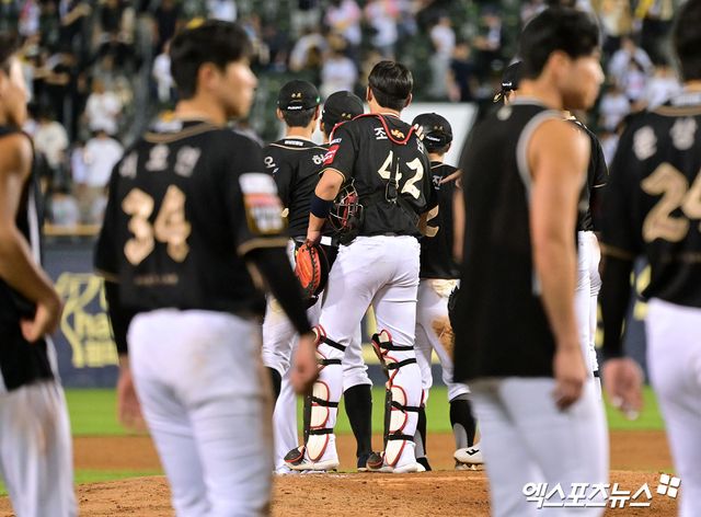 11일 오후 서울 송파구 잠실야구장에서 열린 '2025 신한 SOL Bank KBO리그' KT 위즈와 LG 트윈스의 경기, KT가 권동진의 결승타에 힘입어 LG에 6:4 역전승을 거뒀다. 이날 경기에서 승리한 KT 선수들이 기뻐하고 있다. 잠실, 김한준 기자