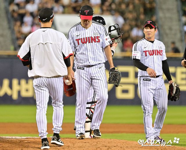 11일 오후 서울 송파구 잠실야구장에서 열린 '2025 신한 SOL Bank KBO리그' KT 위즈와 LG 트윈스의 경기, 8회초 1사 3루 LG 김진성이 마운드를 내려가고 있다. 잠실, 김한준 기자