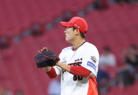 KIA 타이거즈 투수 김도현이 지난 11일 광주 롯데 자이언츠전 등판 도중 오른쪽 팔꿈치 불편감을 느껴 조기 강판 뒤 병원 MRI 검진을 받았다. 교차 검진 결과 우측 팔꿈치 염증 진단을 받은 김도현은 12일 1군 엔트리에서 말소됐다. 김도현이 빠진 선발 자리에는 신인 우완 김태형이 들어갈 예정이다. KIA 타이거즈