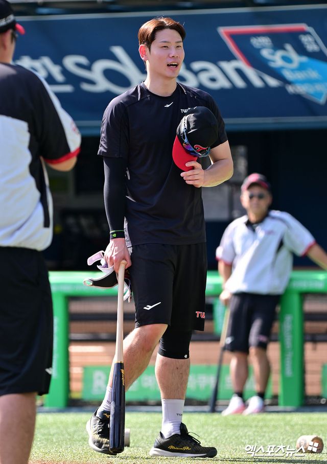 30일 오후 서울 송파구 잠실야구장에서 열리는 '2025 신한 SOL Bank KBO리그' 키움 히어로즈와 LG 트윈스의 경기, LG 홍창기가 훈련에 임하고 있다. 엑스포츠뉴스 DB