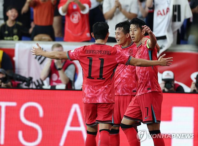 9월 미국 원정에서 2골 1도움 맹활약을 펼친 손흥민이 팬들의 뜨거운 응원에 감사의 뜻을 전했다. 손흥민은 12일 자신의 SNS를 통해 강한 상대팀들과의 경기 속에서 값진 경험을 쌓을 수 있었던 미국 원정이었으며 많은 팬 앞에서 대표팀 경기를 치를 수 있어서 정말 행복했다고 알렸다. 연합뉴스