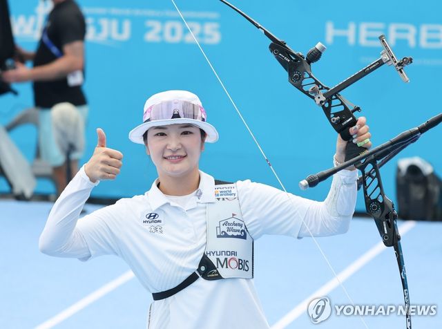 12일 광주 동구 국립아시아문화전당 5·18민주광장에서 열린 2025 세계양궁선수권대회 리커브 여자 개인전 결승에서 강채영이 포즈를 취하고 있다. 연합뉴스