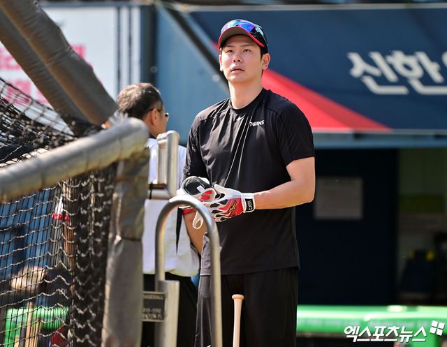 30일 오후 서울 송파구 잠실야구장에서 열리는 '2025 신한 SOL Bank KBO리그' 키움 히어로즈와 LG 트윈스의 경기, LG 홍창기가 훈련에 임하고 있다. 엑스포츠뉴스 DB