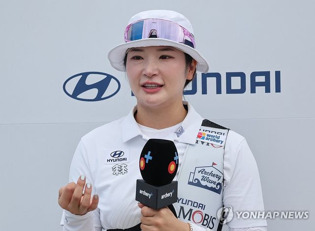 12일 광주 동구 국립아시아문화전당 5·18민주광장에서 열린 2025 세계양궁선수권대회 리커브 여자 개인전 결승에서 승리한 강채영이 인터뷰하고 있다. 연합뉴스