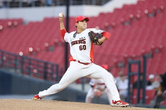 KIA 타이거즈 투수 김도현이 지난 11일 광주 롯데 자이언츠전 등판 도중 오른쪽 팔꿈치 불편감을 느껴 조기 강판 뒤 병원 MRI 검진을 받았다. 교차 검진 결과 우측 팔꿈치 염증 진단을 받은 김도현은 12일 1군 엔트리에서 말소됐다. 김도현이 빠진 선발 자리에는 신인 우완 김태형이 들어갈 예정이다. KIA 타이거즈