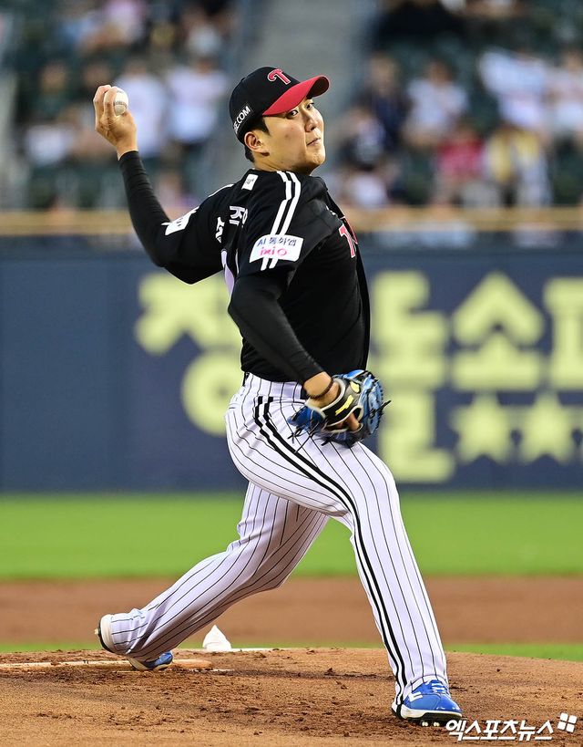 10일 오후 서울 송파구 잠실야구장에서 열린 '2025 신한 SOL Bank KBO리그' LG 트윈스와 두산 베어스의 경기, 1회말 LG 선발투수 손주영이 역투하고 있다. 엑스포츠뉴스 DB