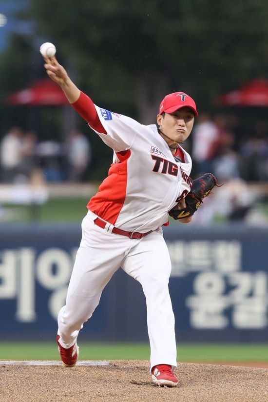 KIA 타이거즈 투수 김도현이 지난 11일 광주 롯데 자이언츠전 등판 도중 오른쪽 팔꿈치 불편감을 느껴 조기 강판 뒤 병원 MRI 검진을 받았다. 교차 검진 결과 우측 팔꿈치 염증 진단을 받은 김도현은 12일 1군 엔트리에서 말소됐다. 김도현이 빠진 선발 자리에는 신인 우완 김태형이 들어갈 예정이다. KIA 타이거즈
