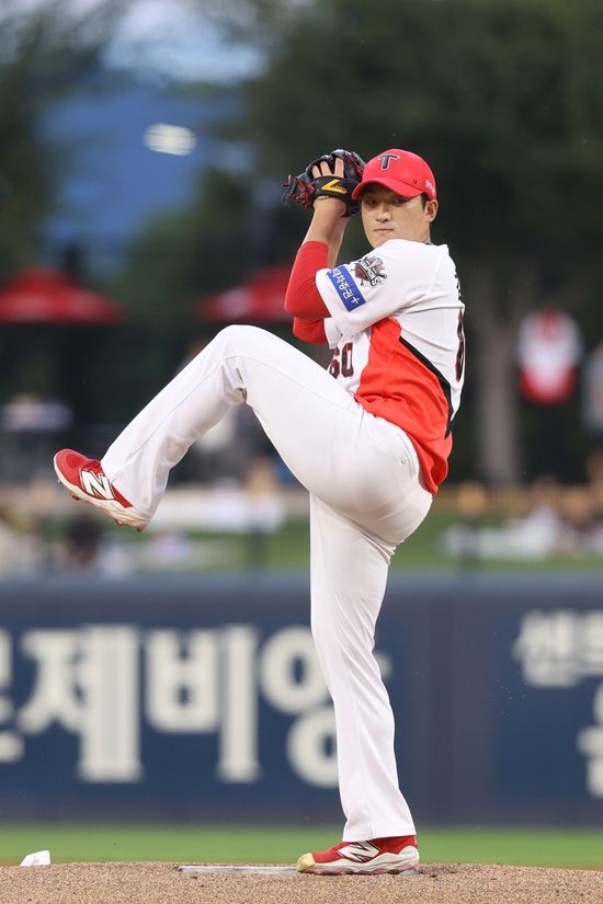 KIA 타이거즈 투수 김도현이 지난 11일 광주 롯데 자이언츠전 등판 도중 오른쪽 팔꿈치 불편감을 느껴 조기 강판 뒤 병원 MRI 검진을 받았다. 교차 검진 결과 우측 팔꿈치 염증 진단을 받은 김도현은 12일 1군 엔트리에서 말소됐다. 김도현이 빠진 선발 자리에는 신인 우완 김태형이 들어갈 예정이다. KIA 타이거즈