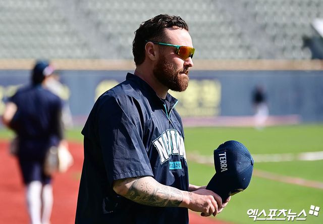 24일 오후 서울 송파구 잠실야구장에서 열리는 '2025 신한 SOL Bank KBO리그' NC 다이노스와 LG 트윈스의 경기에 앞서 NC 로건이 훈련을 위해 그라운드로 나서고 있다. 엑스포츠뉴스 DB