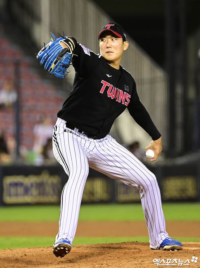 10일 오후 서울 송파구 잠실야구장에서 열린 '2025 신한 SOL Bank KBO리그' LG 트윈스와 두산 베어스의 경기, 6회말 LG 선발투수 손주영이 역투하고 있다. 엑스포츠뉴스 DB