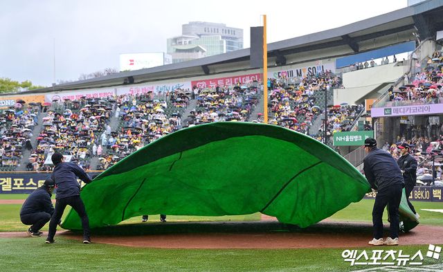 13일 오후 서울 송파구 잠실야구장에서 열린 '2025 신한 SOL Bank KBO리그' 두산 베어스와 LG 트윈스의 경기, 구장 관계자들이 방수포를 설치하고 있다. 엑스포츠뉴스 DB