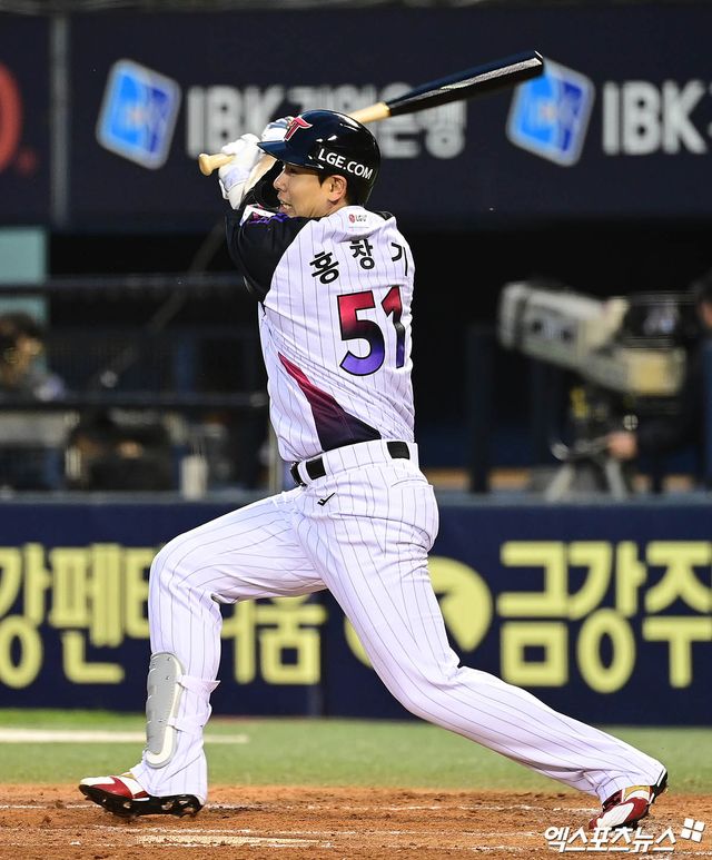 2일 오후 서울 잠실야구장에서 열린 '2025 신한 SOL Bank KBO리그' SSG 랜더스와 LG 트윈스의 경기, 3회말 1사 LG 홍창기가 안타를 때려내고 있다. 엑스포츠뉴스 DB