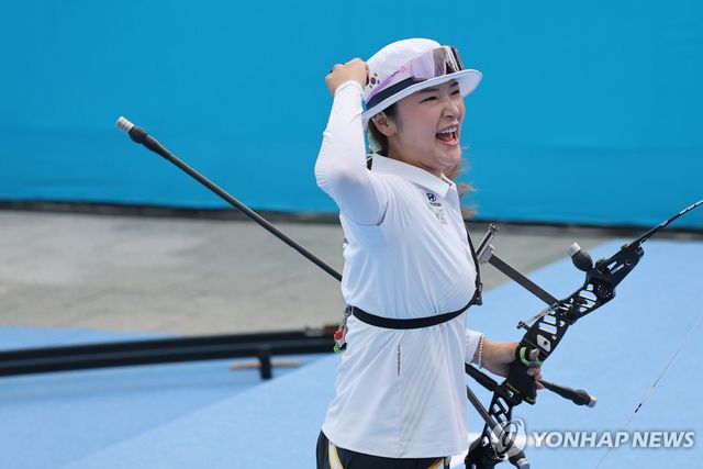 12일 광주 동구 국립아시아문화전당 5·18민주광장에서 열린 2025 세계양궁선수권대회 리커브 여자 개인전 결승에서 강채영이 주먹을 쥐어보이고 있다. 연합뉴스