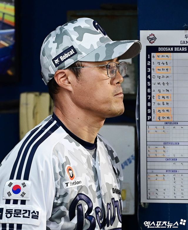 10일 오후 서울 송파구 잠실야구장에서 열린 '2025 신한 SOL Bank KBO리그' LG 트윈스와 두산 베어스의 경기, 두산 조성환 감독대행이 더그아웃서 경기를 지켜보고 있다. 엑스포츠뉴스 DB