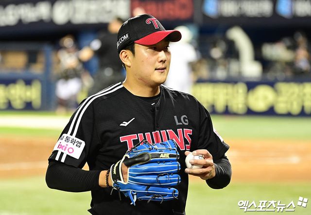10일 오후 서울 송파구 잠실야구장에서 열린 '2025 신한 SOL Bank KBO리그' LG 트윈스와 두산 베어스의 경기, 7회말 종료 후 LG 선발투수 손주영이 더그아웃으로 향하고 있다. 엑스포츠뉴스 DB