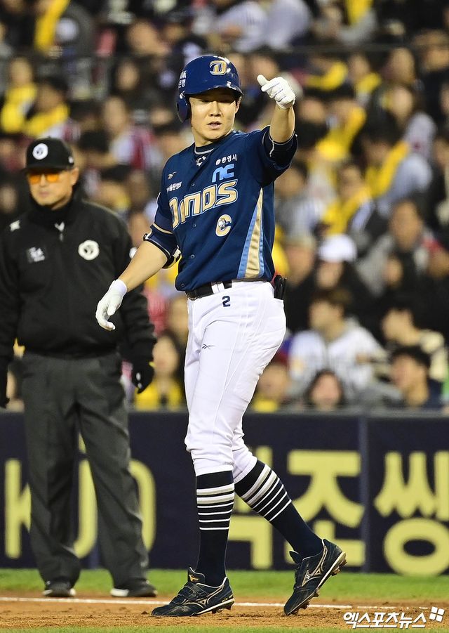24일 오후 서울 송파구 잠실야구장에서 열린 '2025 신한 SOL Bank KBO리그' NC 다이노스와 LG 트윈스의 경기, 4회초 NC 박민우가 안타를 때려낸 뒤 세리머니를 하고 있다. 엑스포츠뉴스 DB