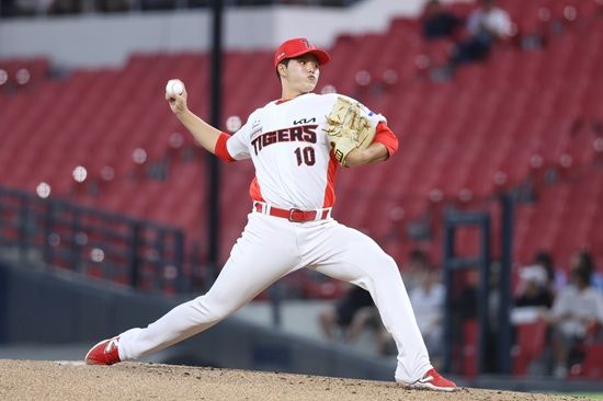 KIA 타이거즈 투수 김도현이 지난 11일 광주 롯데 자이언츠전 등판 도중 오른쪽 팔꿈치 불편감을 느껴 조기 강판 뒤 병원 MRI 검진을 받았다. 교차 검진 결과 우측 팔꿈치 염증 진단을 받은 김도현은 12일 1군 엔트리에서 말소됐다. 김도현이 빠진 선발 자리에는 신인 우완 김태형이 들어갈 예정이다. KIA 타이거즈