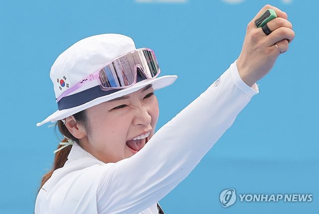 12일 광주 동구 국립아시아문화전당 5·18민주광장에서 열린 2025 세계양궁선수권대회 리커브 여자 개인전 결승에서 승리한 강채영이 기뻐하고 있다. 연합뉴스