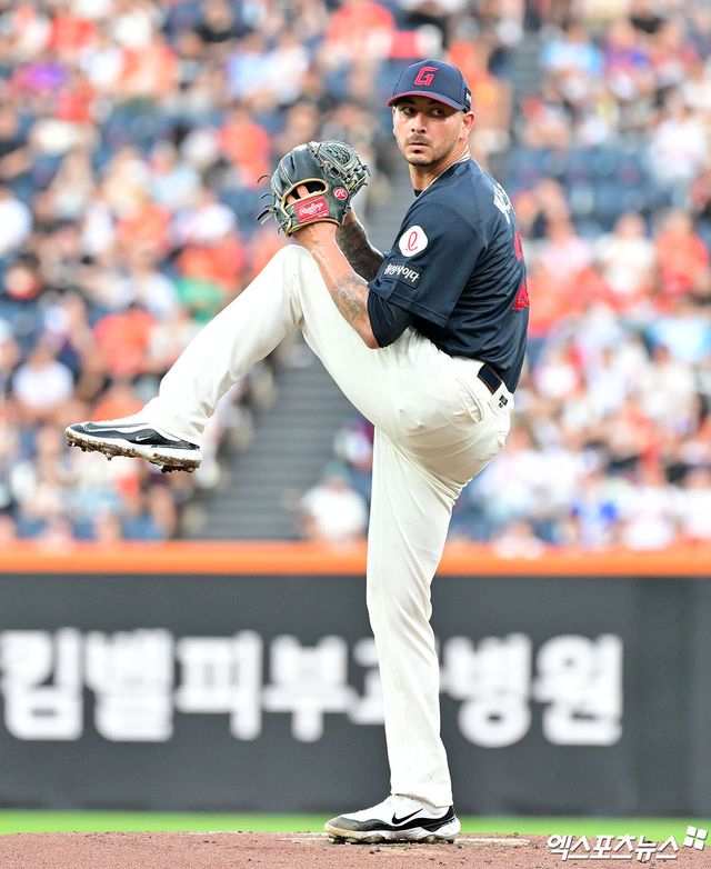 롯데 자이언츠 빈스 벨라스케즈가 13일 부산 사직야구장에서 열린 2025 신한 SOL Bank KBO리그 SSG 랜더스와 홈경기에 선발 등판, 1회를 채 마치지 못하고 ⅔이닝 5피안타 1볼넷 2탈삼진 5실점 조기강판 됐다. 엑스포츠뉴스DB