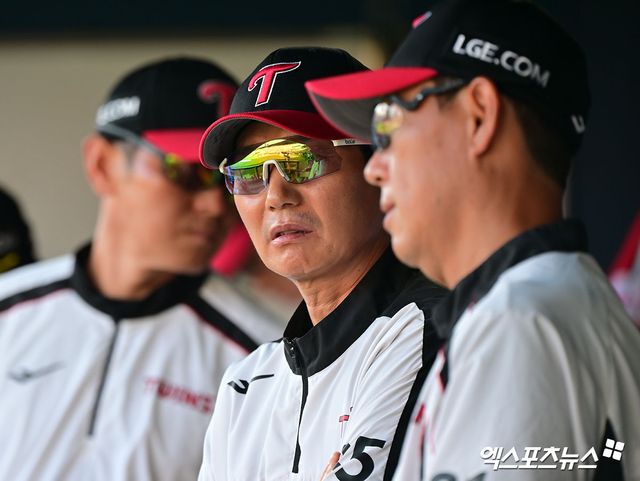 29일 오후 서울 송파구 잠실야구장에서 열린 '2025 신한 SOL Bank KBO리그' KIA 타이거즈와 LG 트윈스의 경기, LG 염경엽 감독이 코칭스태프들과 대화를 나누고 있다. 엑스포츠뉴스 DB
