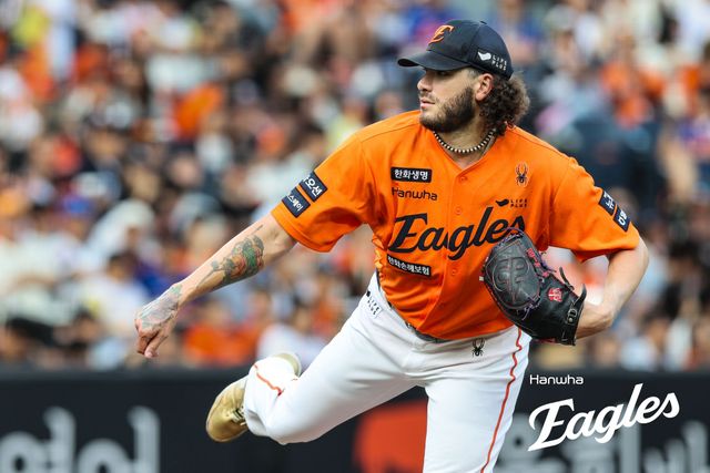 한화 이글스 에이스 코디 폰세가 13일 대전 한화생명볼파크에서 열린 2025 신한 SOL Bank KBO리그 키움 히어로즈와의 팀 간 14차전에 선발등판, 6이닝 무실점 호투로 시즌 17승을 따냈다. 사진 한화 이글스