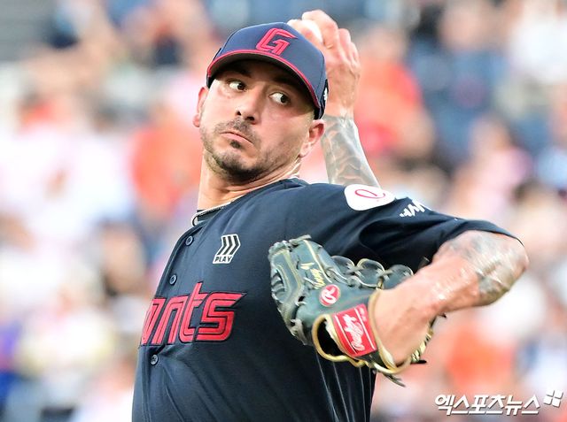 롯데 자이언츠 빈스 벨라스케즈가 13일 부산 사직야구장에서 열린 2025 신한 SOL Bank KBO리그 SSG 랜더스와 홈경기에 선발 등판, 1회를 채 마치지 못하고 ⅔이닝 5피안타 1볼넷 2탈삼진 5실점 조기강판 됐다. 엑스포츠뉴스DB