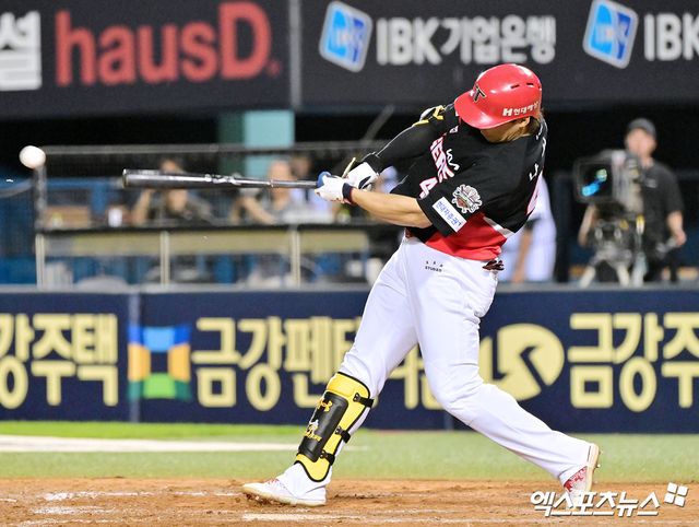 13일 오후 서울 송파구 잠실야구장에서 열린 '2025 신한 SOL Bank KBO리그' KIA 타이거즈와 LG 트윈스의 경기, 9회초 2사 2루 KIA 나성범이 1타점 적시타를 날리고 있다. 잠실, 김한준 기자