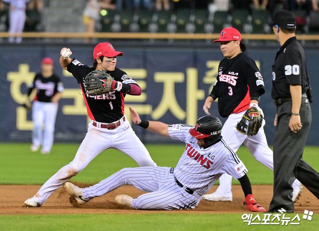 13일 오후 서울 송파구 잠실야구장에서 열린 '2025 신한 SOL Bank KBO리그' KIA 타이거즈와 LG 트윈스의 경기, 6회말 무사 1루 KIA 박찬호가 LG 몬보경의 내야땅볼때 오스틴을 포스아웃 시킨 후 1루로 송구하고 있다. 잠실, 김한준 기자