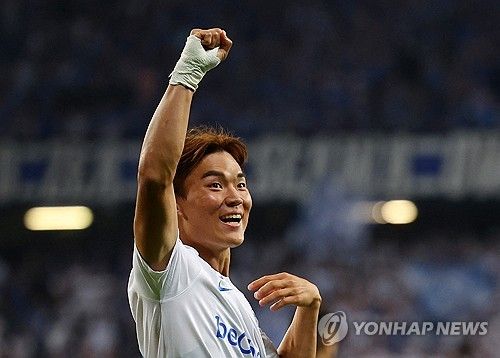 독일 유력 매체 '빌트'가 오현규를 향해 막말을 쏟아냈다. 올여름 독일 분데스리가의 슈투트가르트 이적 직전까지 갔으나 메디컬 테스트 이후 이적이 무산되며 KRC 헹크에 잔류한 오현규에 대해 '빌트'는 슈투트가르트가 위험을 감수하면서까지 그를 영입할 이유가 없다고 지적했다.&nbsp;피해를 본 쪽은 오현규와 헹크인데, 지금까지 전혀 문제가 없었던 오현규의 십자인대를 이유로 이적료를 깎으려다 실패한 슈투트가르트를 감싼 것이다. 사진 연합뉴스