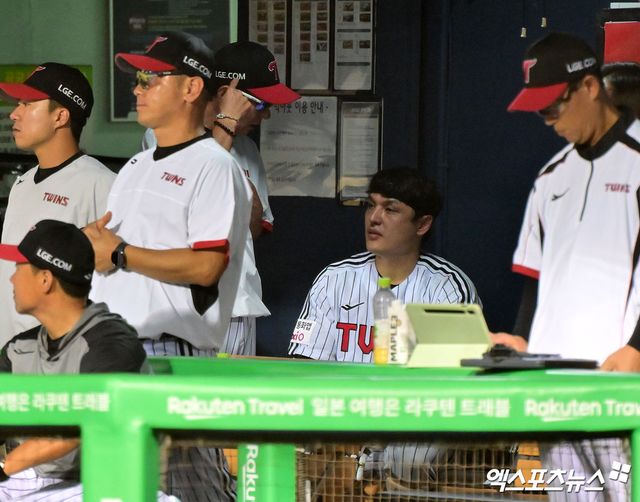 11일 오후 서울 송파구 잠실야구장에서 열린 '2025 신한 SOL Bank KBO리그' KT 위즈와 LG 트윈스의 경기, 9회말 LG 염경엽 감독이 박동원과 대화를 나누고 있다. 엑스포츠뉴스 DB