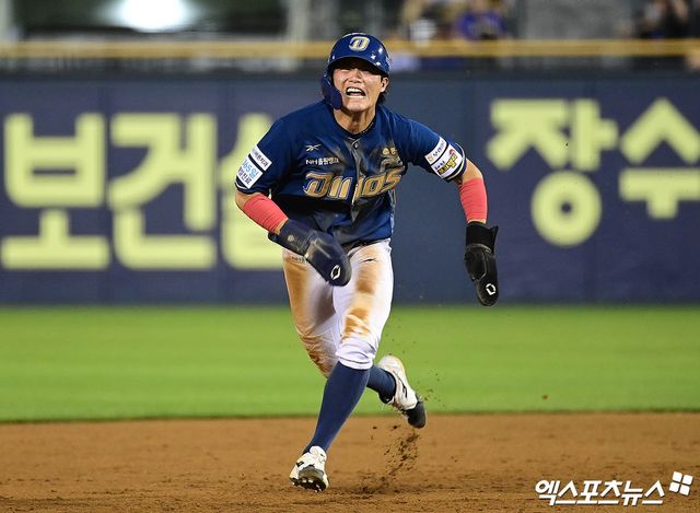 18일 오후 서울 송파구 잠실야구장에서 열린 '신한 SOL Bank KBO리그' NC 다이노스와 LG 트윈스의 경기, 8회초 1사 1루 NC 서호철 타석 때 1루주자 최정원이 2루 도루를 시도, LG 포수 박동원의 송구 실책을 틈타 3루로 전력질주하고 있다. 엑스포츠뉴스 DB