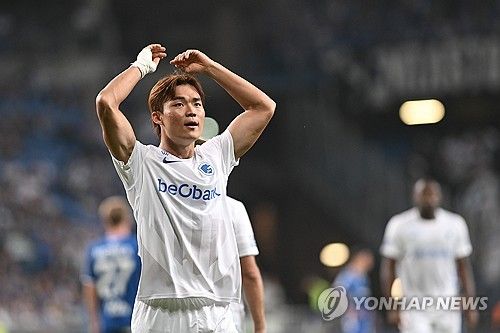 독일 유력 매체 '빌트'가 오현규를 향해 막말을 쏟아냈다. 올여름 독일 분데스리가의 슈투트가르트 이적 직전까지 갔으나 메디컬 테스트 이후 이적이 무산되며 KRC 헹크에 잔류한 오현규에 대해 '빌트'는 슈투트가르트가 위험을 감수하면서까지 그를 영입할 이유가 없다고 지적했다.&nbsp;피해를 본 쪽은 오현규와 헹크인데, 지금까지 전혀 문제가 없었던 오현규의 십자인대를 이유로 이적료를 깎으려다 실패한 슈투트가르트를 감싼 것이다. 사진 연합뉴스