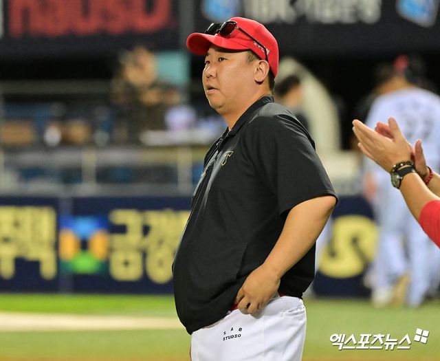 13일 오후 서울 송파구 잠실야구장에서 열린 '2025 신한 SOL Bank KBO리그' KIA 타이거즈와 LG 트윈스의 경기, KIA가 위즈덤과 최형우의 홈런에 힘입어 LG에 6:3으로 승리했다. 이날 경기에서 승리한 KIA 이범호 감독이 기뻐하고 있다. 잠실, 김한준 기자