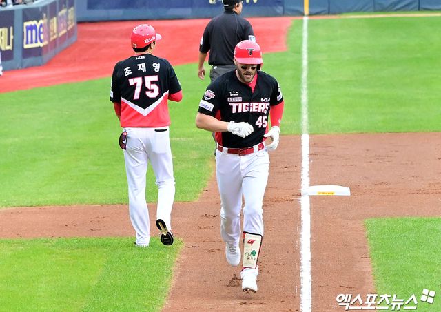 13일 오후 서울 송파구 잠실야구장에서 열린 '2025 신한 SOL Bank KBO리그' KIA 타이거즈와 LG 트윈스의 경기, 2회초1사 KIA 위즈덤이 솔로 홈런을 날린 후 그라운드를 돌고 있다. 잠실, 김한준 기자