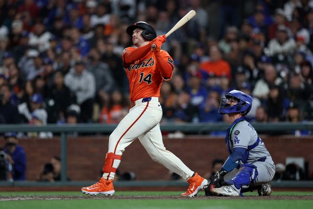 13일 미국 캘리포니아주 샌프란시스코의 오라클파크에서 열린 2025 미국 메이저리그 LA 다저스와 샌프란시스코 자이언츠의 경기, 10회말 1사 만루 샌프란시스코 패트릭 베일리가 끝내기 만루홈런을 터트리고 있다. AFP 연합뉴스