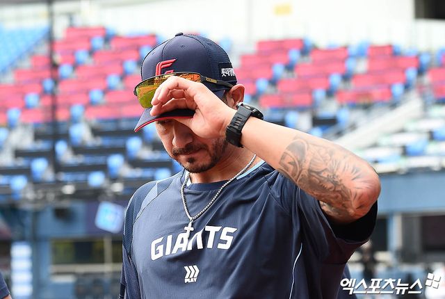 롯데 자이언츠 빈스 벨라스케즈가 13일 부산 사직야구장에서 열린 2025 신한 SOL Bank KBO리그 SSG 랜더스와 홈경기에 선발 등판, 1회를 채 마치지 못하고 ⅔이닝 5피안타 1볼넷 2탈삼진 5실점 조기강판 됐다. 엑스포츠뉴스DB